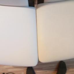 Śliwiński Jarosław - Porównanie czystości dwóch białych siedzisk krzeseł tapicerowanych, jedno wyraźnie jaśniejsze po czyszczeniu, widoczne na tle podłogi.