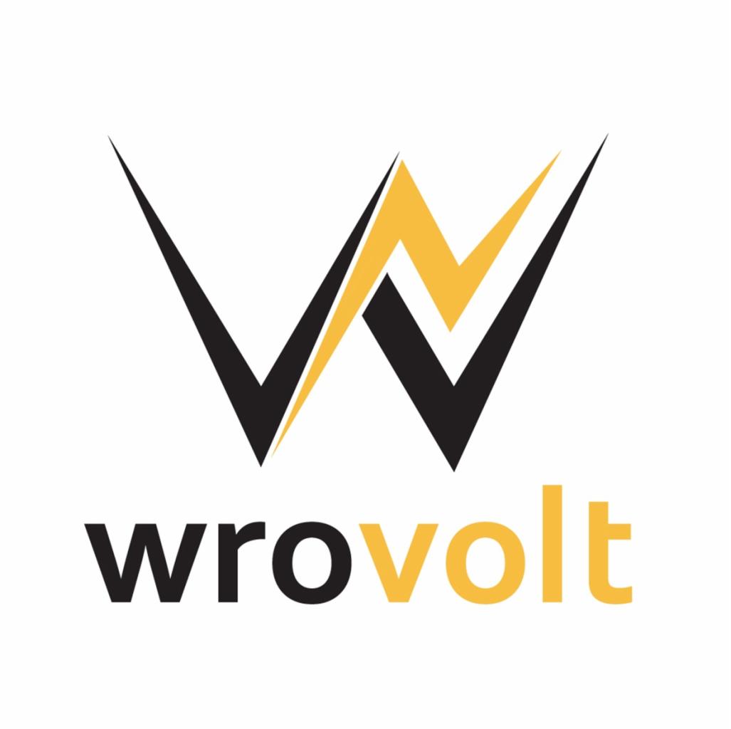 Logo firmy Wrovovolt z symbolem błyskawicy w kolorach czarnym i żółtym, nazwa firmy poniżej.