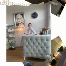 Recepcja w salonie z pikowaną ladą, portretem Marilyn Monroe, ekspozycją kosmetyków i widokiem na stanowiska zabiegowe