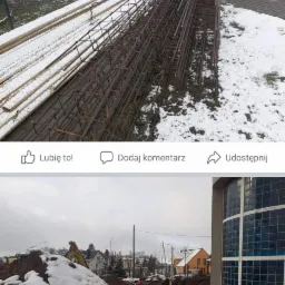 Zimowy krajobraz placu budowy z ułożonymi zbrojeniami i wykopem ziemnym, z widocznym w tle budynkiem i koparką.