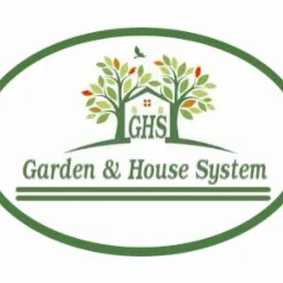 Logo firmy Garden & House System w zielonej obwódce, z motywem drzew i ptaka w górnej części, nazwa firmy w dolnej części.