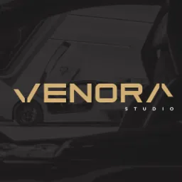 Projekt logo Venora Studio na tle luksusowego samochodu z otwartymi drzwiami typu gull-wing, widok z wnętrza auta, ciemne tło, złote litery.