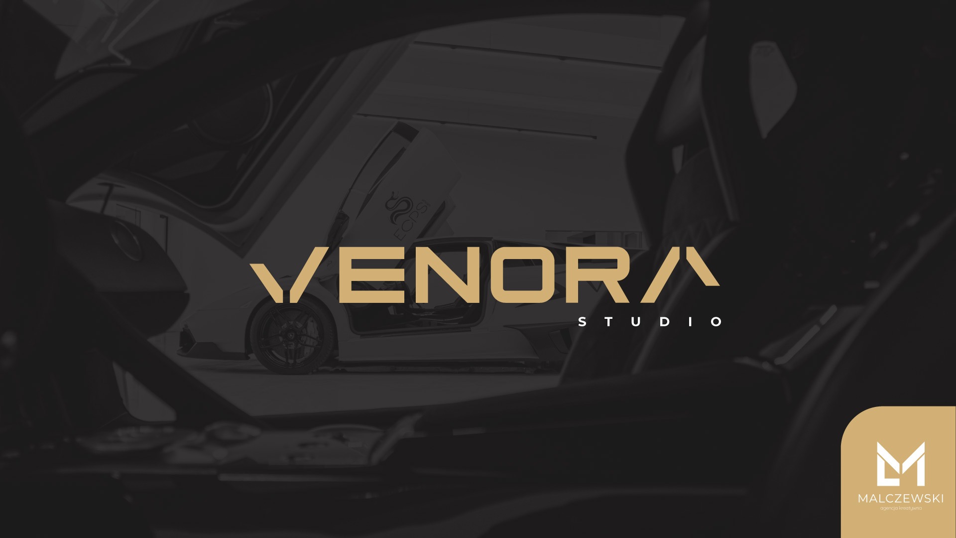 Projekt logo Venora Studio na tle luksusowego samochodu z otwartymi drzwiami typu gull-wing, widok z wnętrza auta, ciemne tło, złote litery.