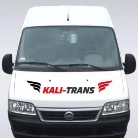 Biały samochód dostawczy marki Fiat z logo firmy Kali-Trans w kolorach czarnym i czerwonym umieszczonym na masce.