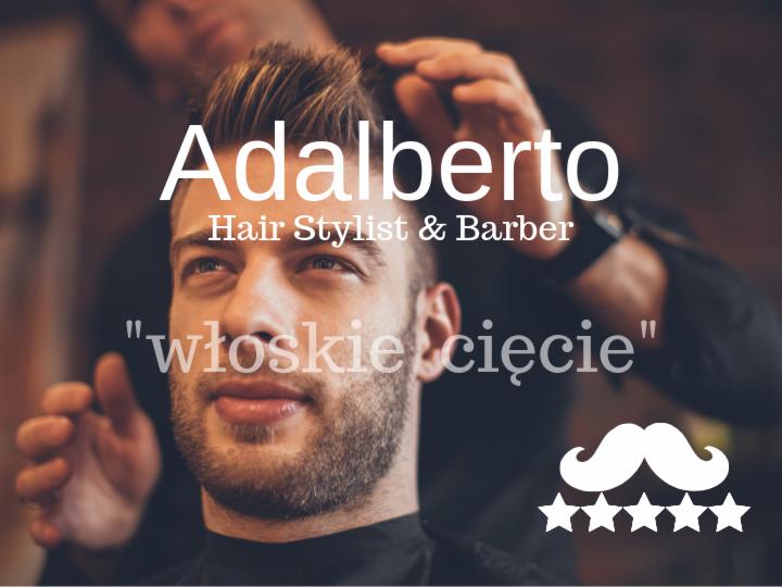 Mężczyzna z modną fryzurą, stylizowaną przez fryzjera, widoczne ręce stylisty w tle, ciemne tło.