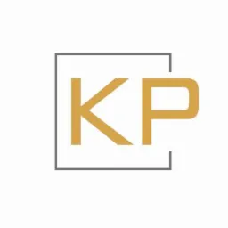 Logo firmy prawniczej z inicjałami KP w złotym kolorze, umieszczone w szarej, niepełnej ramce na białym tle.