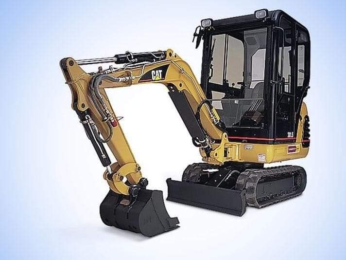 Żółto-czarna mini koparka CAT na białym tle, widok z boku, z wysuniętym ramieniem i łyżką skierowaną w dół.