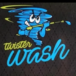 Grafika logo firmy Twister Wash przedstawiająca niebieski tornado z oczami, trzymające lancę do mycia ciśnieniowego, umieszczona na czarnym tle z delikatnym wzorem.