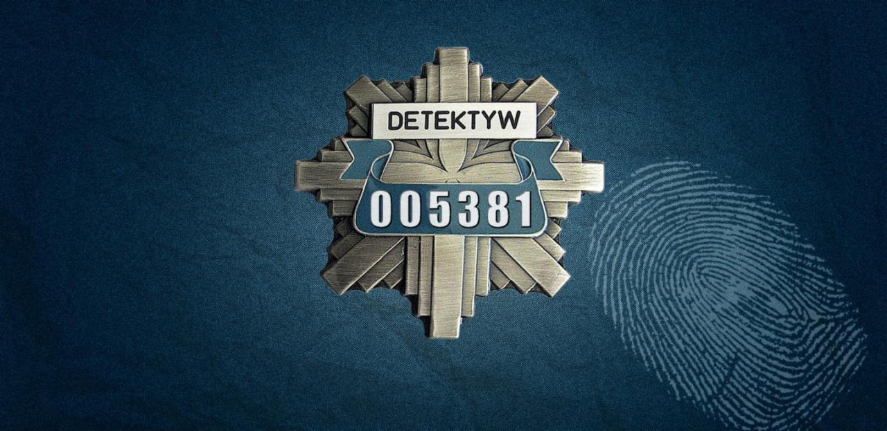 Metalowa odznaka detektywa z numerem 005381 na tle ciemnoniebieskiej tkaniny z odciskiem palca.