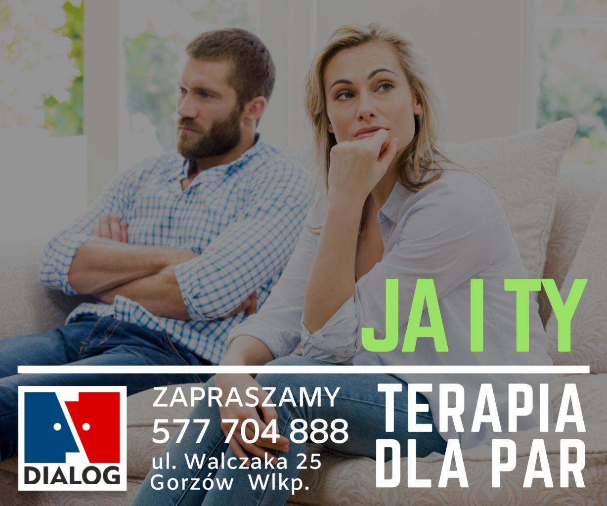 Zamyślona para siedzi na kanapie, mężczyzna z założonymi rękami, kobieta z podpartą brodą, obok logo i tekst zapraszający na terapię dla par.