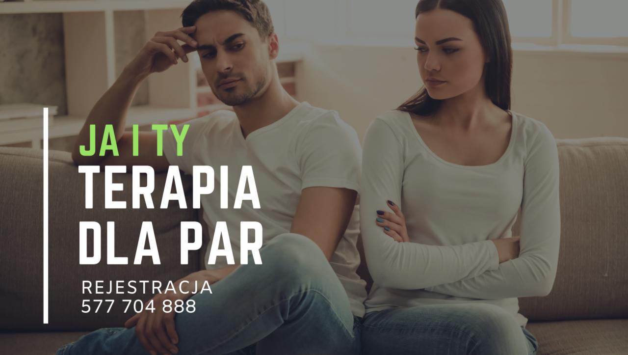 Para siedząca na kanapie, z widocznym napisem 'JA I TY TERAPIA DLA PAR' i numerem telefonu do rejestracji, oboje wyglądają na zamyślonych i niezadowolonych.