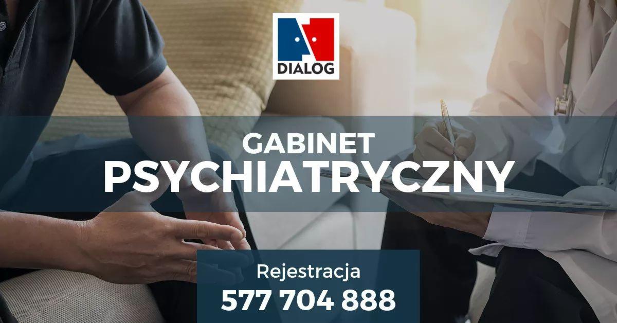 Konsultacja w gabinecie, lekarz w białym fartuchu robi notatki podczas rozmowy z pacjentem siedzącym na kanapie.