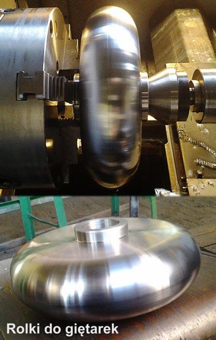 Błyszcząca, metalowa rolka do giętarki w trakcie obróbki na tokarce, widoczne mocowanie i wióry, dodatkowo widoczna gotowa rolka z kołnierzem.