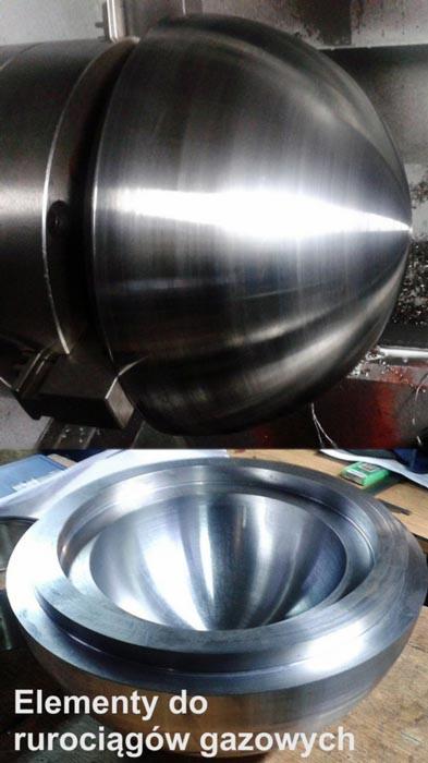 Dwie metalowe półkule, jedna obrabiana w uchwycie tokarskim, druga gotowa, z widocznymi śladami obróbki i odbiciami światła.