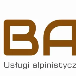 Logo firmy BAST świadczącej usługi alpinistyczne i elektryczne, z karabińczykiem i symbolem błyskawicy na złotym tle.