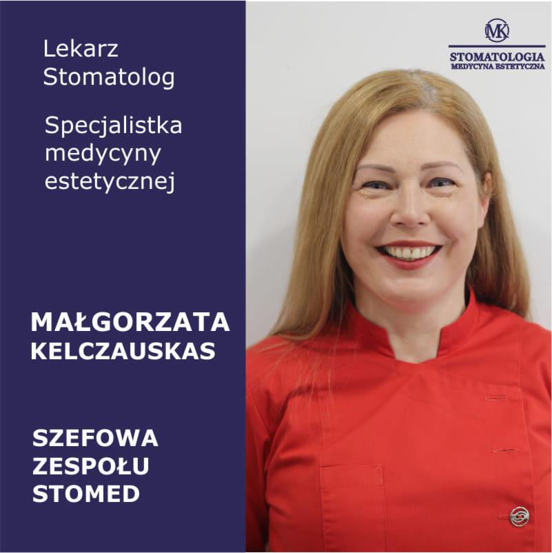 Portret uśmiechniętej lekarki w czerwonym uniformie na jasnym tle, po lewej stronie granatowe tło z białym tekstem informacyjnym o specjalizacji i nazwisku.