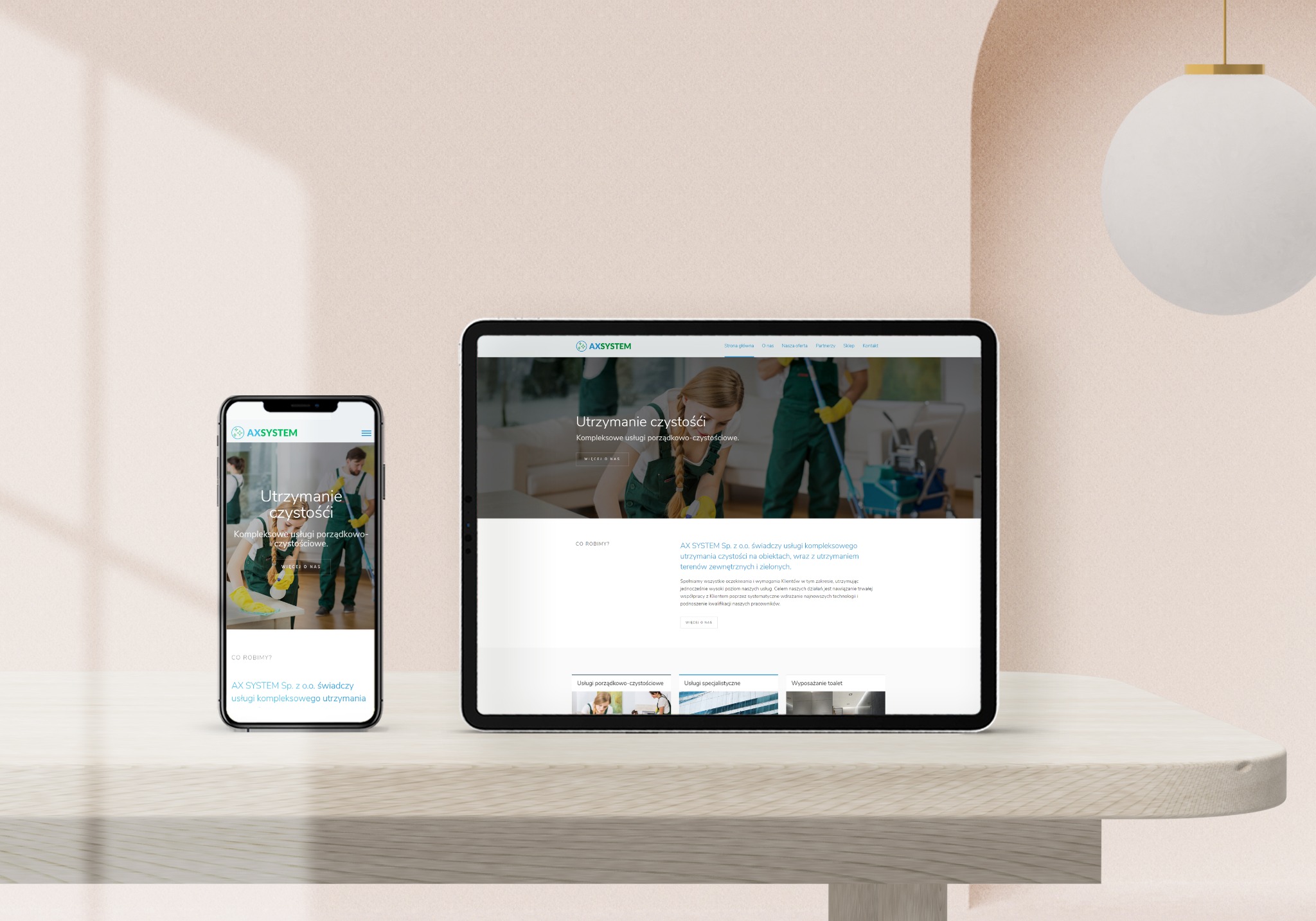 Prezentacja strony internetowej firmy sprzątającej na smartfonie i tablecie, widok z przodu na jasnym tle.