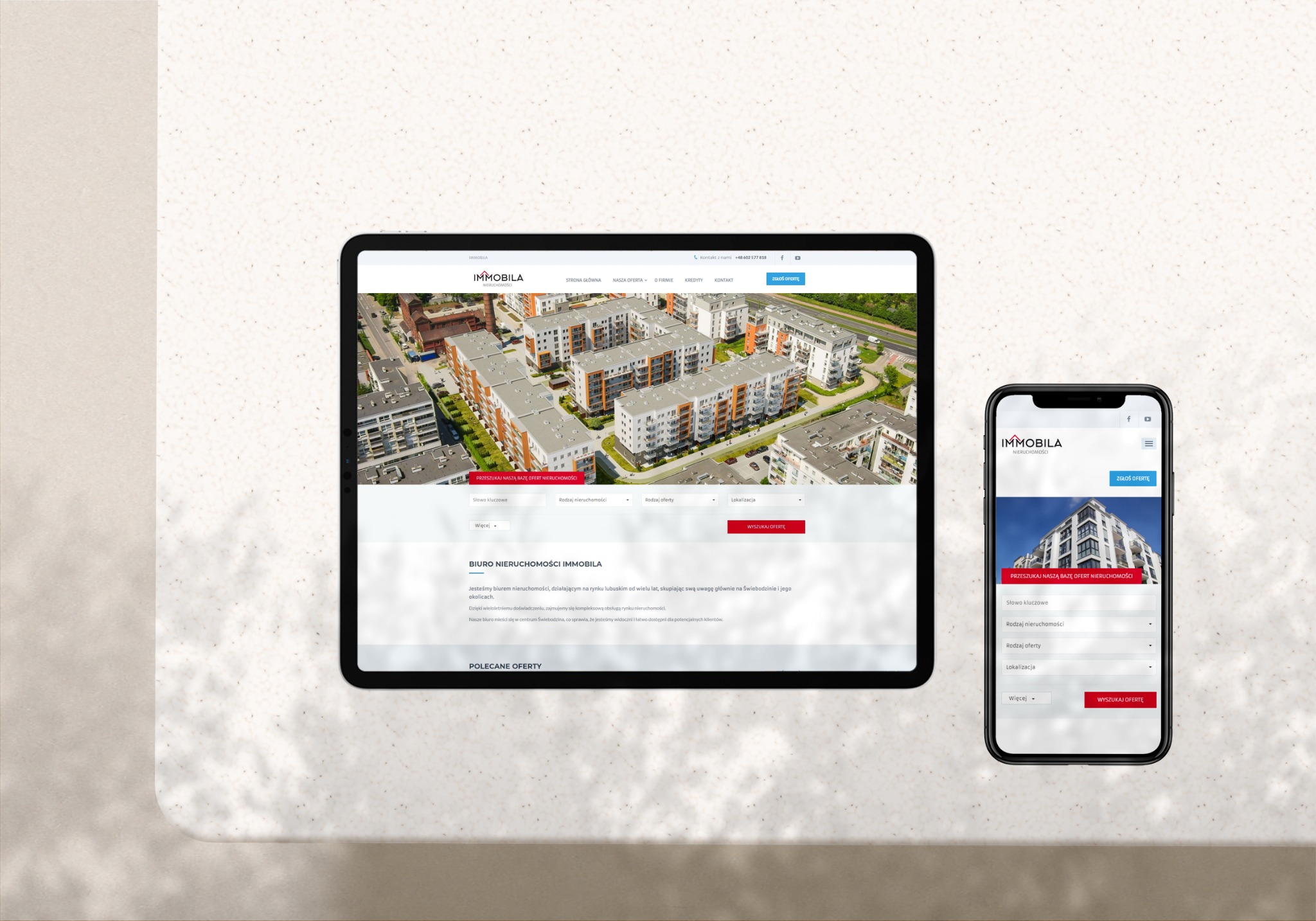 Prezentacja responsywnej strony internetowej biura nieruchomości Immobila na tablecie i smartfonie na jasnym tle.