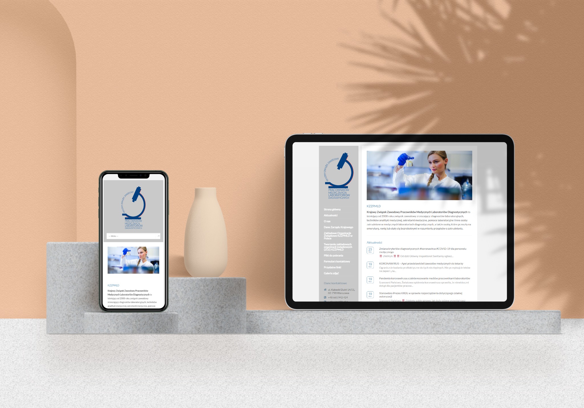 Prezentacja strony internetowej związku zawodowego pracowników medycznych laboratoriów diagnostycznych na tablecie i smartfonie, z widocznym logo i aktualnościami.