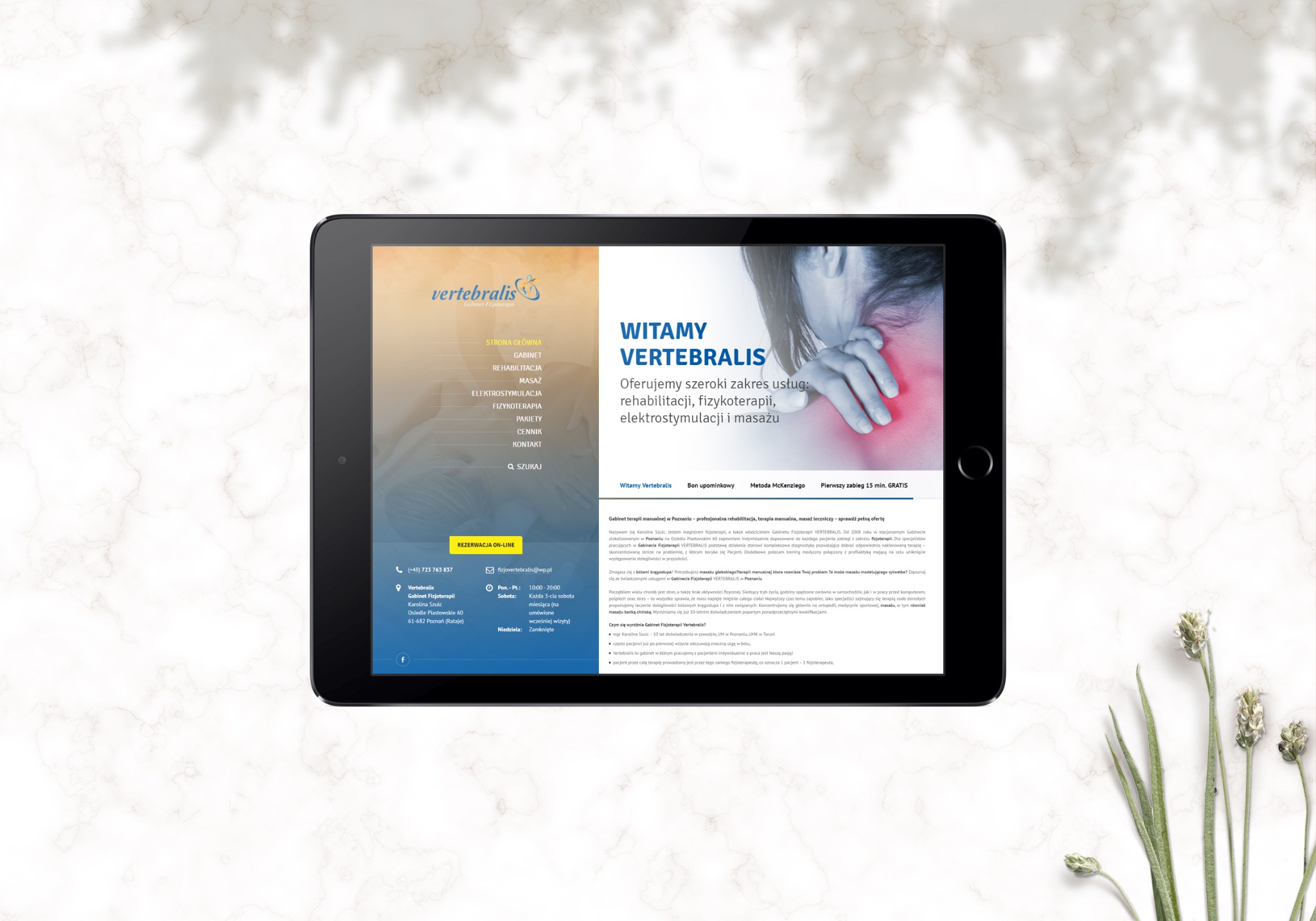 Tablet wyświetlający stronę internetową gabinetu fizjoterapii Vertebralis z Poznania, oferującego rehabilitację, fizykoterapię, elektrostymulację i masaż.