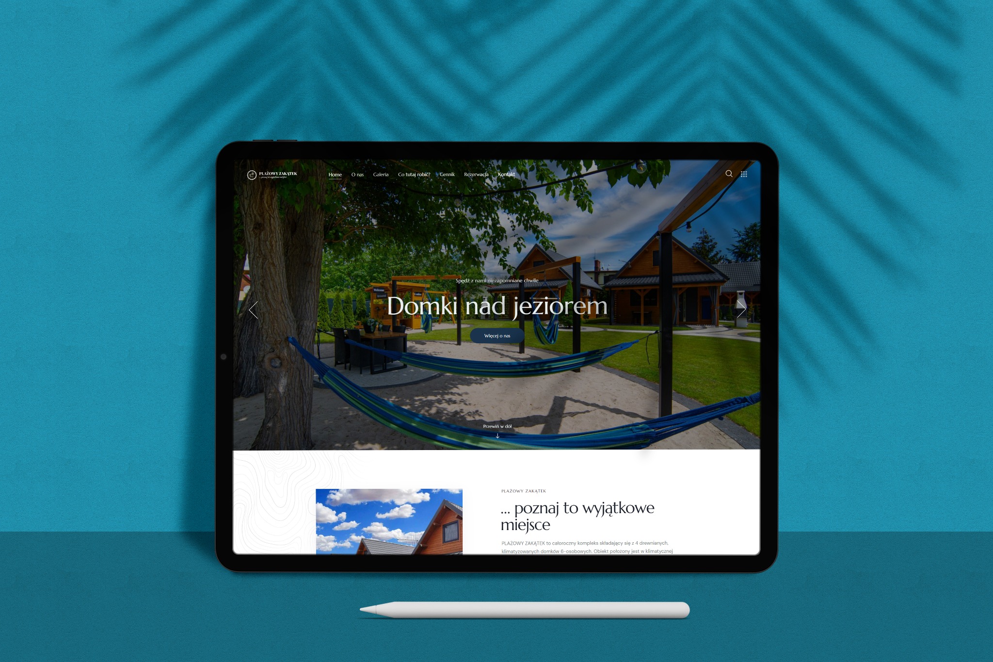 Tablet wyświetla stronę internetową plazowyzakatek.pl prezentującą domki nad jeziorem z hamakami, widoczne menu nawigacyjne i fragment opisu oferty.
