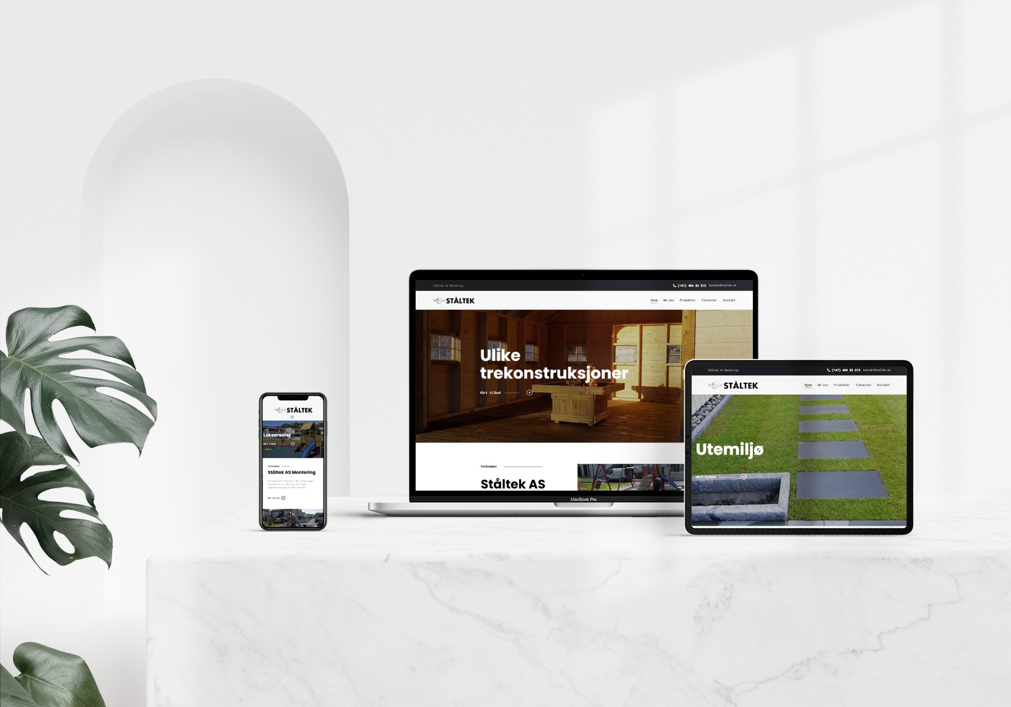 Responsywna strona internetowa firmy Ståltek AS wyświetlana na laptopie, tablecie i smartfonie, prezentująca realizacje konstrukcji drewnianych i aranżacji ogrodowych, na tle minimalistycznego...