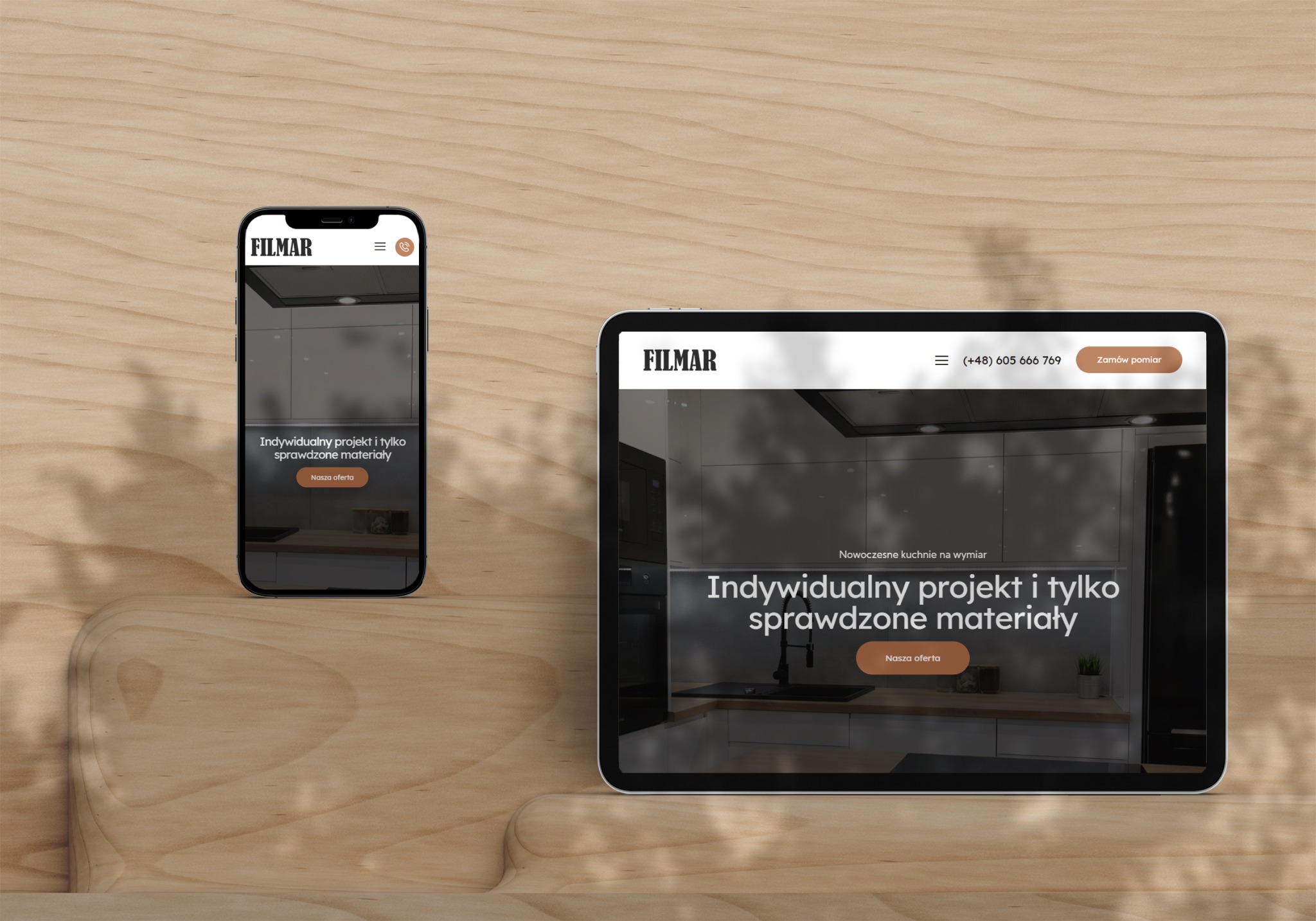 Strona internetowa firmy meblarskiej FilmAR wyświetlana na smartfonie i tablecie, prezentująca nowoczesną kuchnię na wymiar.
