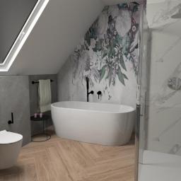 AHA Design - Wizualizacja łazienki na poddaszu z wolnostojącą wanną, kabiną prysznicową wykończoną marmurem, podwieszaną toaletą i tapetą w kwiaty na skośnej ścianie.