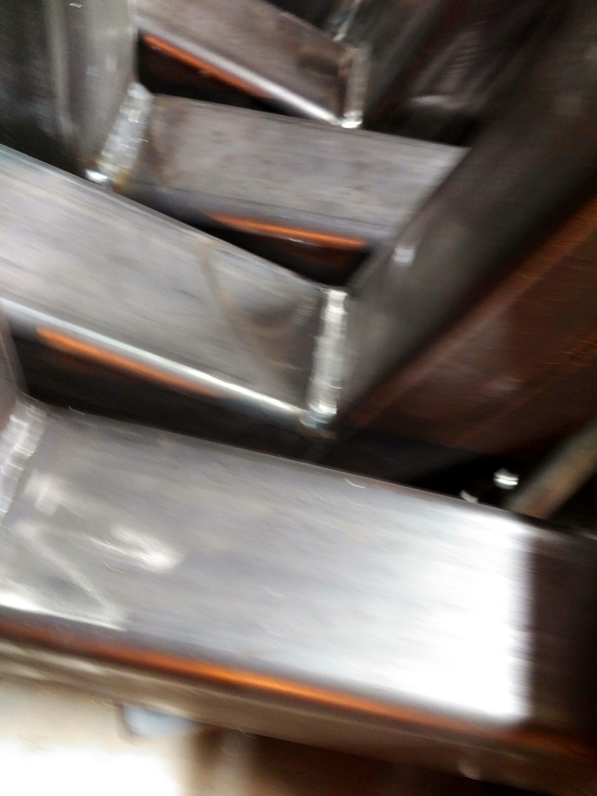 Fragment konstrukcji metalowej spawanej, prawdopodobnie element bramy, widoczne spawy.