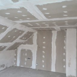 Usługi Remontowe . MIESZKANIA . ŁAZIENKI . MALOWANIE . REGIPSY . szybko-tanio-solidnie - Poddasze z zamontowanymi płytami gipsowo-kartonowymi, widoczne łączenia szpachlowane na suficie skośnym i ścianach, przygotowane do dalszych prac wykończeniowych.