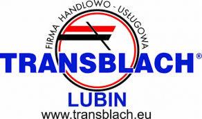 Logo firmy Transblach Lublin z symbolem dachu w czerwono-czarnym okręgu. Nazwa firmy w kolorze niebieskim, poniżej adres strony internetowej.