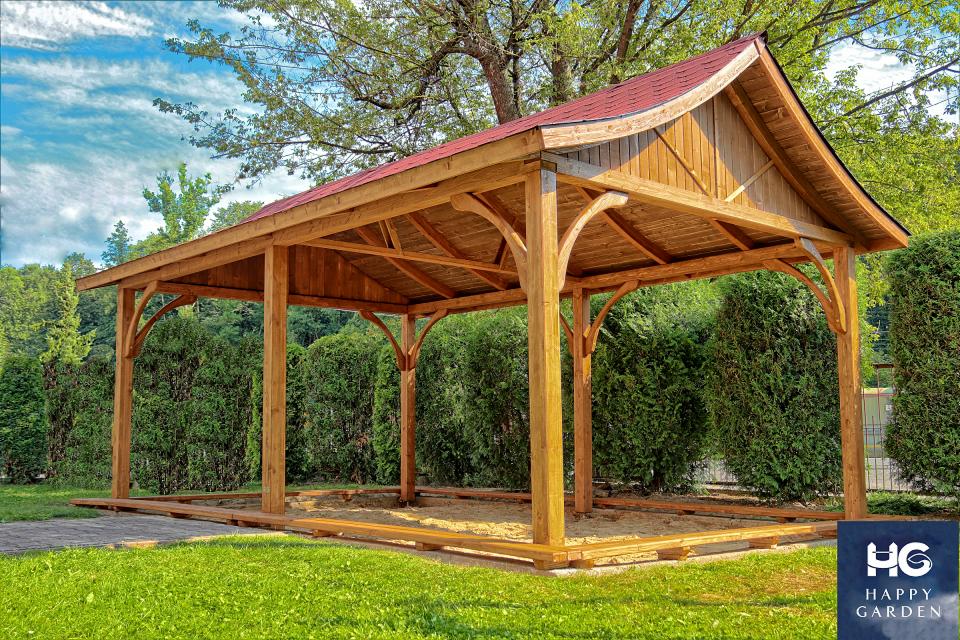 Drewniana konstrukcja z czerwonym dachem w ogrodzie, widoczne elementy wykończeniowe i logo Happy Garden w prawym dolnym rogu.