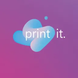 Logo firmy z napisem 'print it' na tle gradientu fioletowo-różowym z abstrakcyjnymi, niebieskimi kształtami.