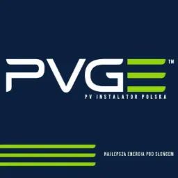 Logo firmy PVGE PV Instalator Polska na granatowym tle, z hasłem 'Najlepsza energia pod słońcem' i trzema zielonymi paskami symbolizującymi energię.