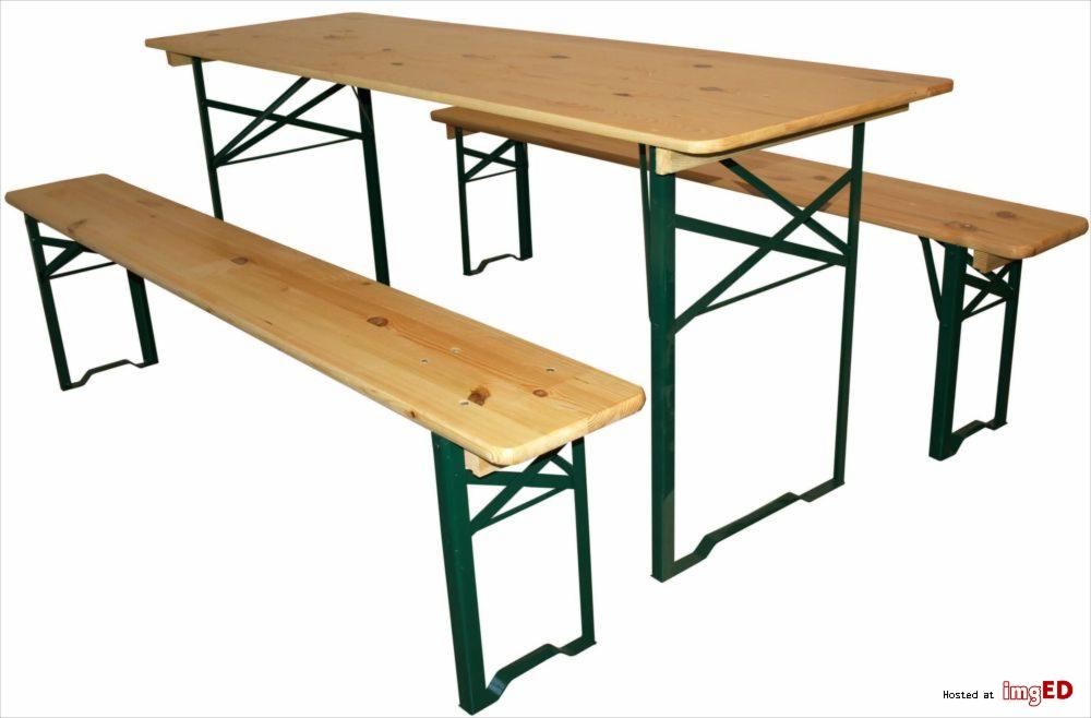 Zestaw drewnianego stołu i dwóch ławek z zielonymi metalowymi nogami, widoczne sęki w drewnie, całość na białym tle.