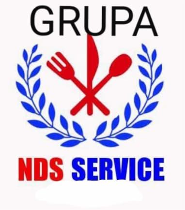 Logo firmy gastronomicznej 'Grupa NDS Service' z czerwonymi sztućcami (widelec, nóż, łyżka) skrzyżowanymi w centrum, otoczone niebieskim wieńcem z liści na białym tle.