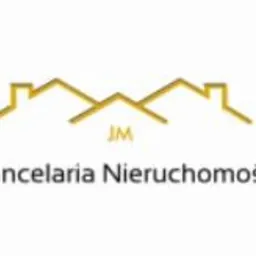 Złote logo Kancelarii Nieruchomości JM, przedstawiające trzy uproszczone sylwetki domów z nakładającymi się dachami, umieszczone nad tekstem 'Kancelaria Nieruchomości' w kolorze czarnym.
