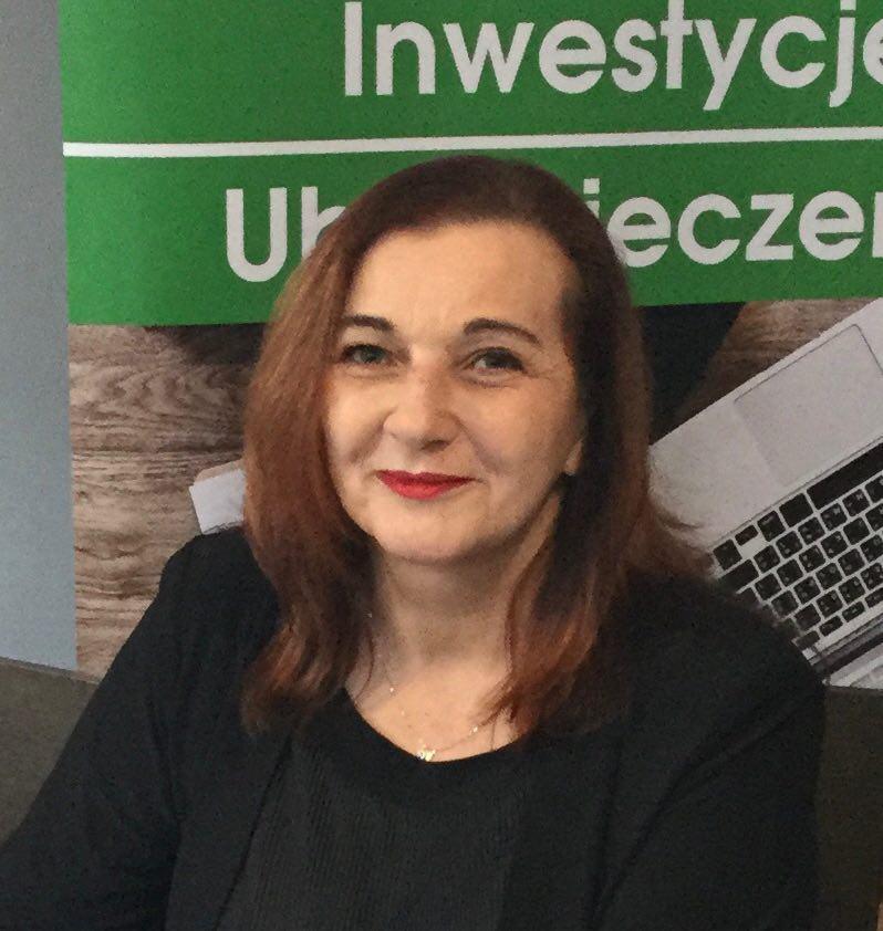 Portret kobiety z czerwonymi ustami na tle biurowym z napisem 'Inwestycje Ubezpieczenia' i laptopem