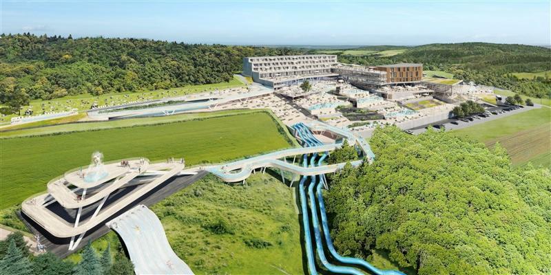 Wizualizacja kompleksu hotelowego z aquaparkiem, widok z lotu ptaka na budynek z tarasami, basenami i zjeżdżalniami wodnymi wkomponowanymi w zielony krajobraz.