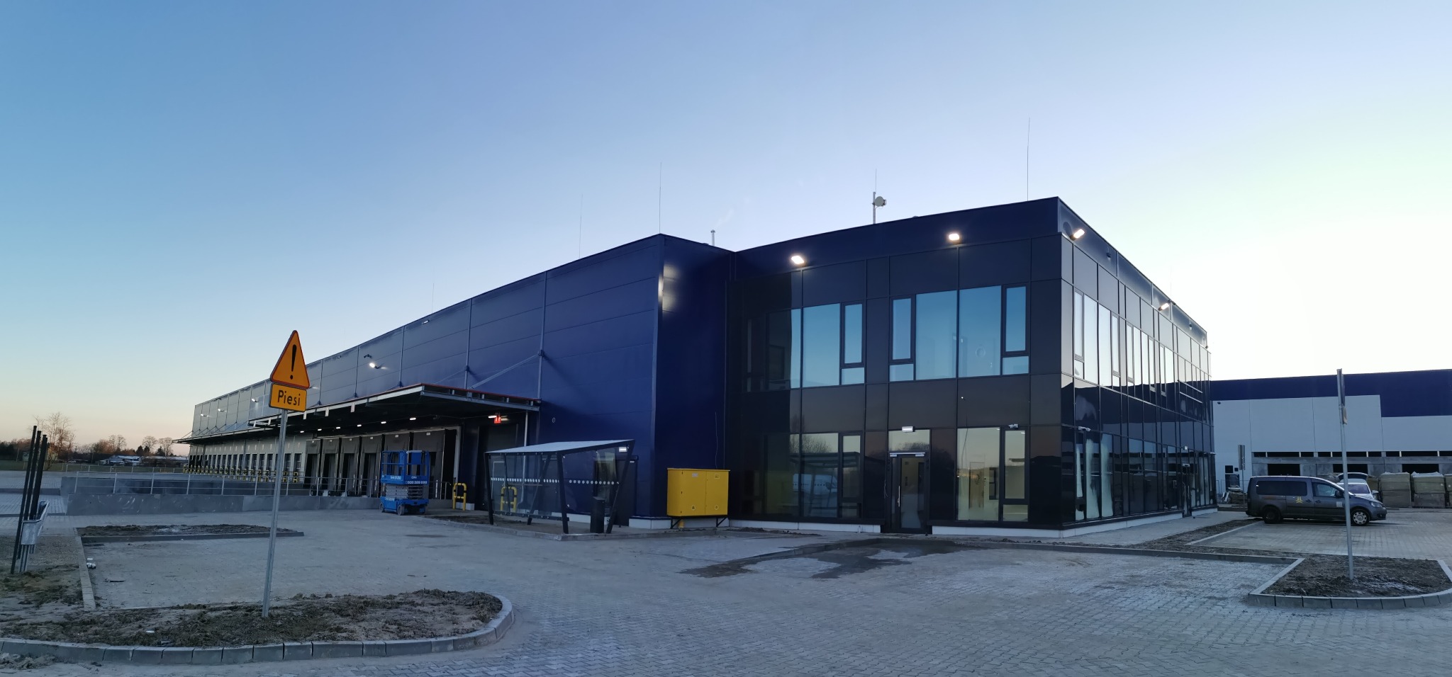 Realizacja instalacji elektrycznych w hali kurierskiej