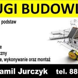 Reklama usług budowlanych: wizualizacja domu w trakcie budowy na planach architektonicznych, obok zwinięte projekty i miara zwijana.