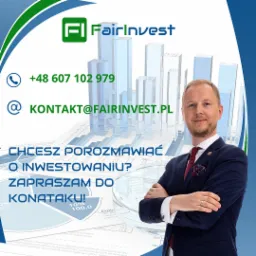 Mężczyzna w garniturze na tle biurowym z grafikami słupkowymi i danymi finansowymi, prezentujący firmę FairInvest, z widocznym numerem telefonu i adresem e-mail.