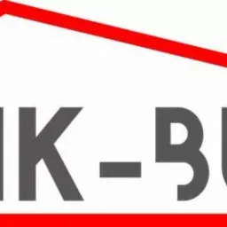 Logo firmy budowlanej WIK-BUD z czerwonym zarysem dachu i poziomą linią, szary napis na białym tle.