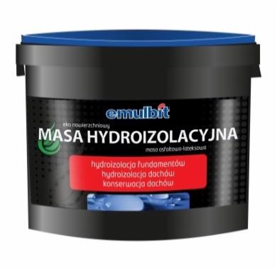 Czarne wiadro z niebieską pokrywą zawierające masę hydroizolacyjną marki Emulbit, przeznaczoną do hydroizolacji fundamentów i dachów, widoczne logo producenta i informacje o produkcie.