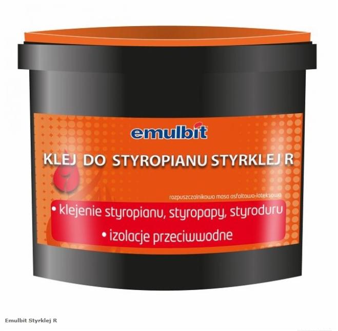 Pojemnik z klejem do styropianu marki Emulbit Styrklej R, przeznaczonym do klejenia styropianu, styropapy i styroduru, a także do izolacji przeciwwodnych. Widoczna pomarańczowa etykieta na czarnym...