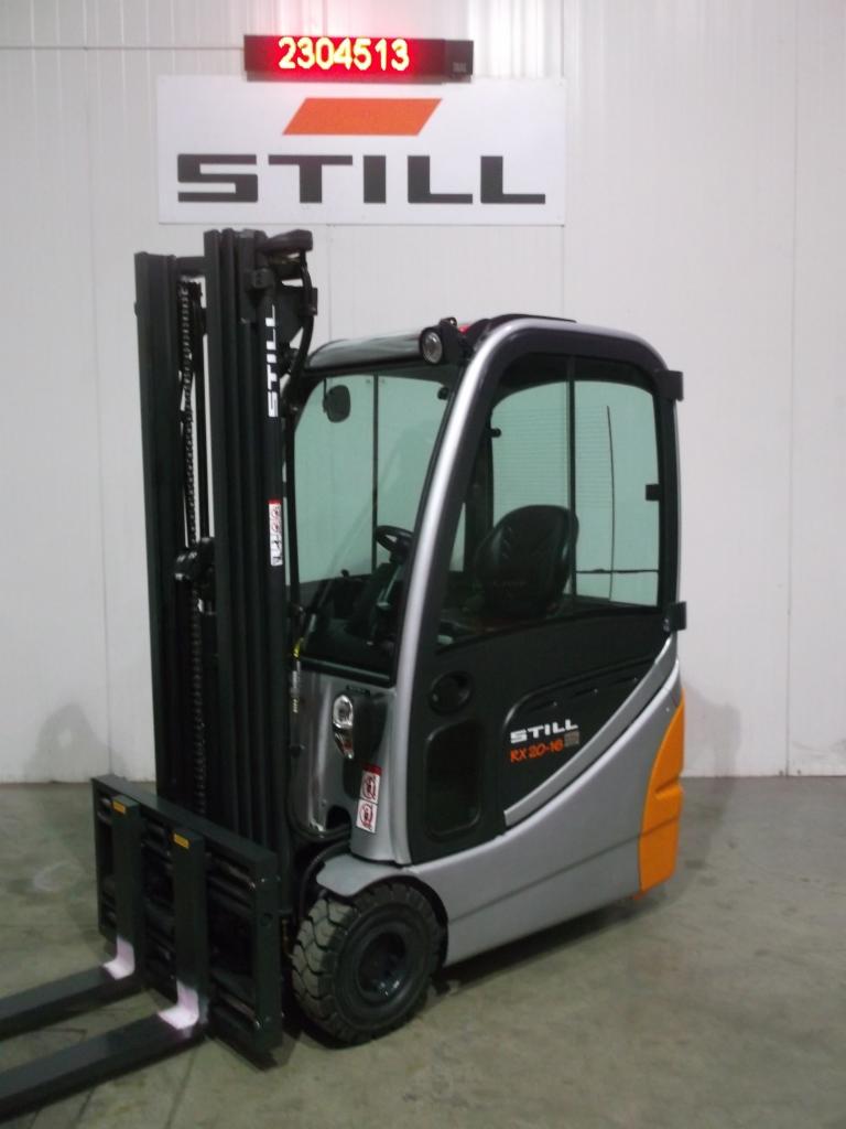 Nowy wózek widłowy STILL RX 20-16 z kabiną, srebrno-czarny z pomarańczowymi akcentami, na tle białej ściany z logo STILL i wyświetlaczem numeru.