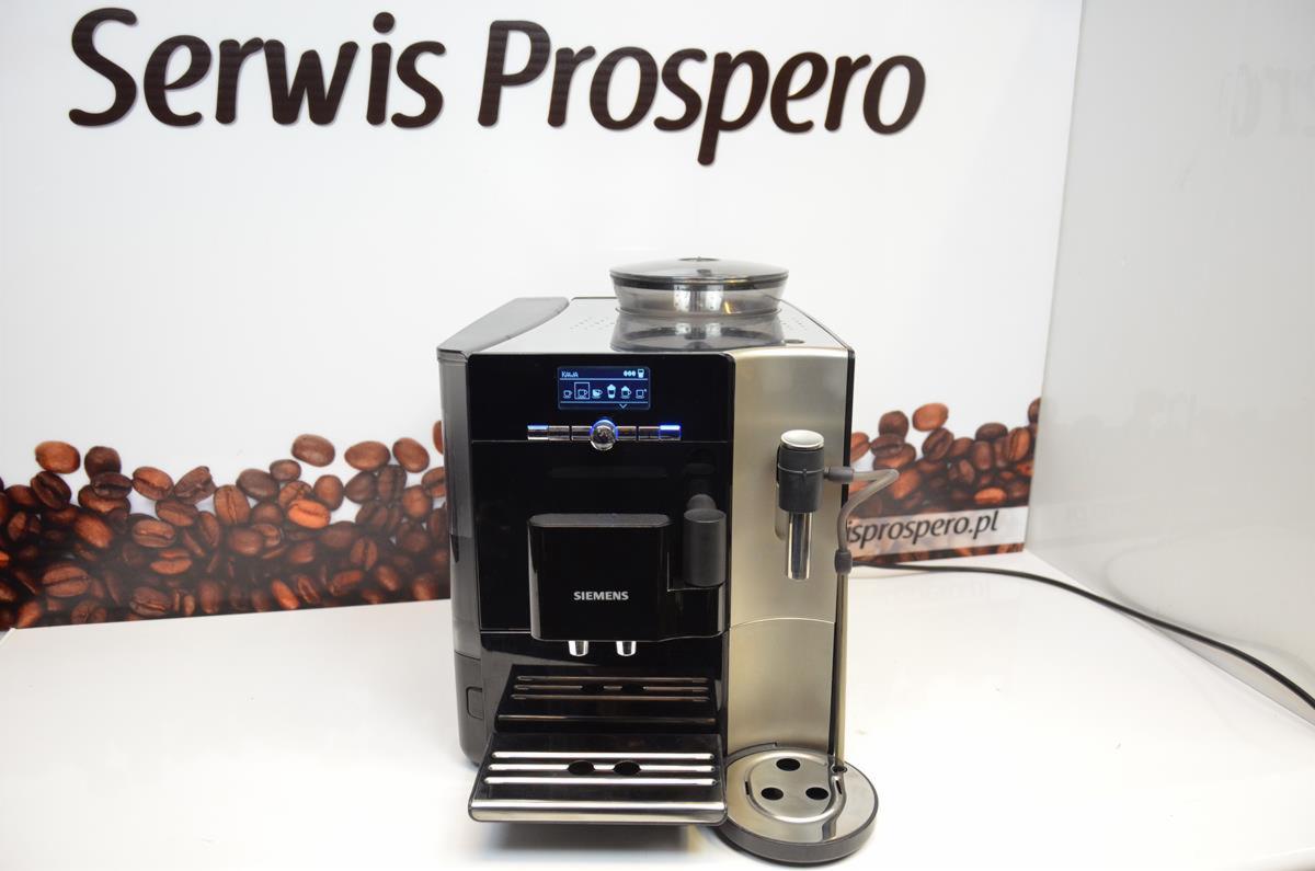 Automatyczny ekspres do kawy Siemens z wyświetlaczem, na tle z ziarnami kawy i logo serwisu.