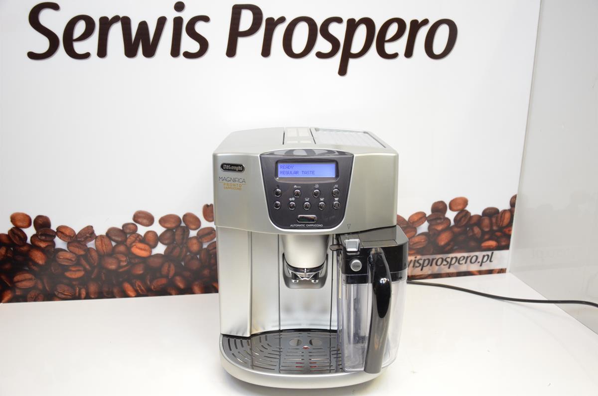 Automatyczny ekspres do kawy DeLonghi Magnifica Pronto Cappuccino na białym tle z ziarnami kawy i logo Serwis Prospero.
