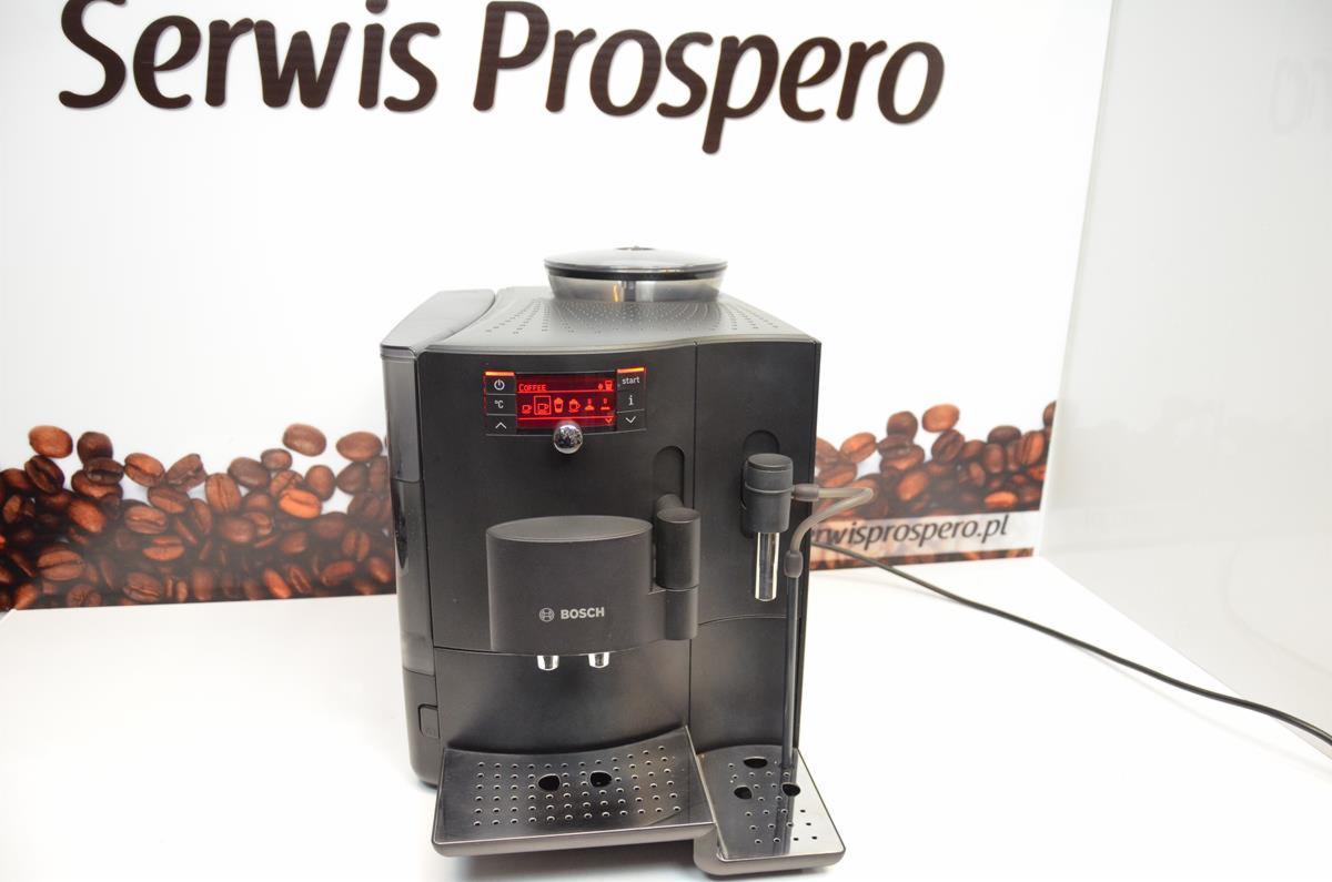 Czarny, automatyczny ekspres do kawy marki Bosch na białym tle z logo Serwis Prospero i grafiką z ziaren kawy.