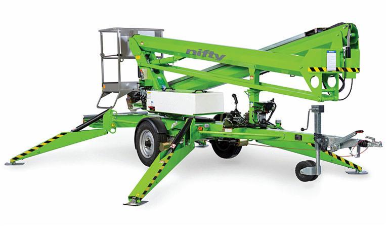 Zielona, przyczepiana platforma robocza Nifty z wysięgnikiem teleskopowym i koszem, widok z boku na białym tle.